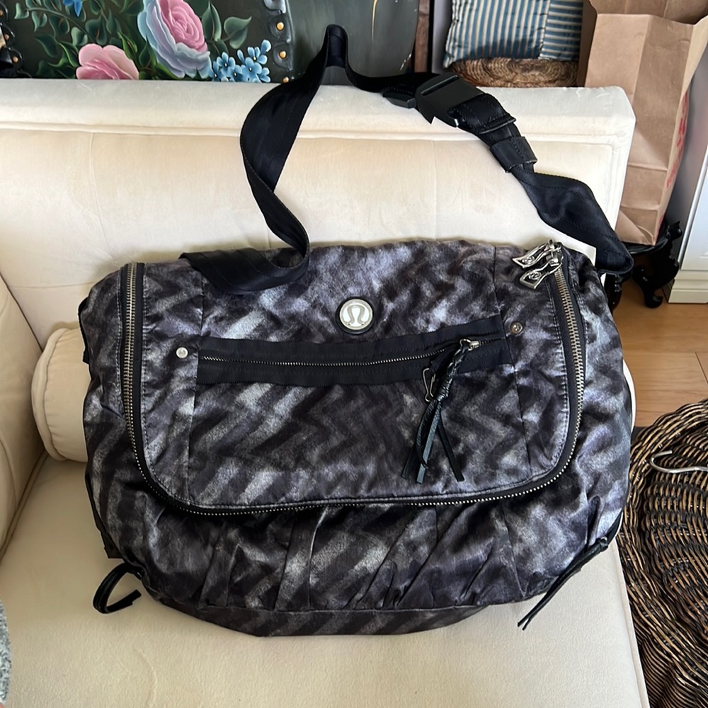 Lululemon Athletica Gray and Black Travel Bag with Textured Design